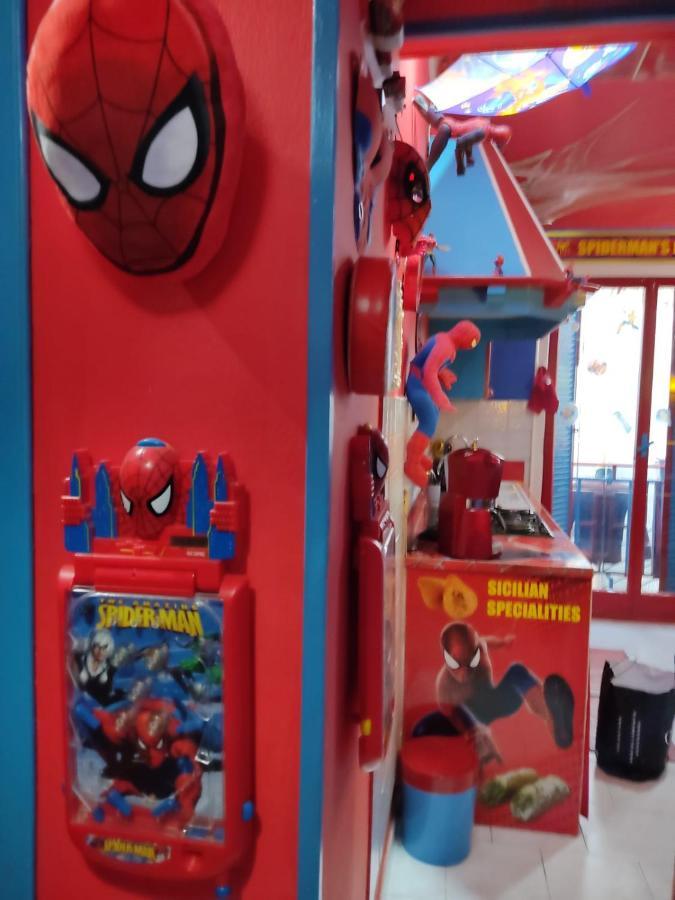 Spiderman House Hotel CTA Eksteriør billede